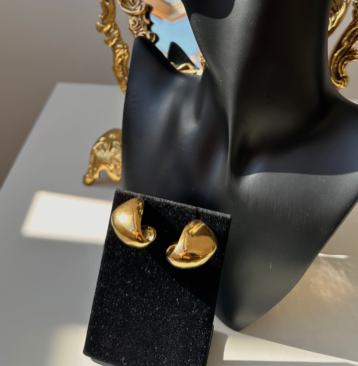 Boucle d’oreille minimaliste Maison • NAÏM •